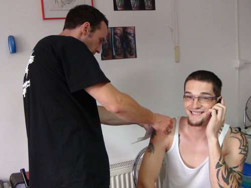 Tatoo artist Otto (C) eMM.ro